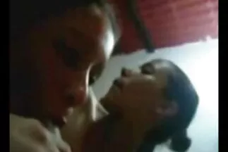 أعطت طفلة قصيرة الشعر نفسها افلام سكس عربي جديد لاثنين من النساء