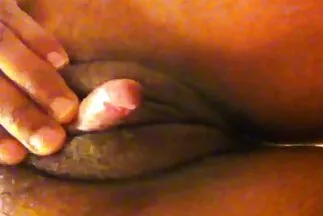 كانت لاتينا متحمسة وأخذت في شق مشعر. سكس جديد عربى