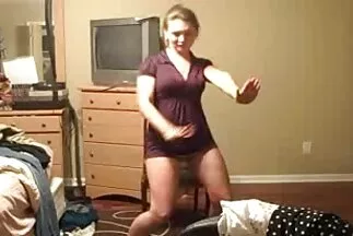 خلع ملابسه سيكس عرب جديد وقدم في كس على أريكة بيضاء.