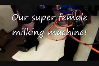 الرجال المحظوظون يمارسون الجنس مع سكس عربي جديد نار فتاة على الأريكة.