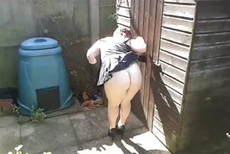 صديقتان تضاجعان رجلًا على أريكة رمادية سكس عربي جديد