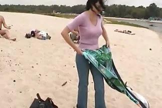 بعد سكس عربي جديد جديد اللسان ، الرجل يضع الفرخ في الحفرة