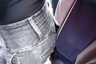 على سحاق عربي جديد الأريكة الزرقاء ، تسحب الشقراء البظر بيديها