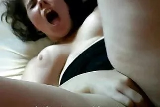 رجل عاري يمارس الجنس مع جار مرن سكس عربي جديد فيديو على الأرض في غرفة المعيشة