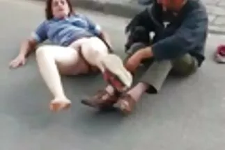 بعد حوار قصير ، تعطي الشابة مقطع سكس عربي جديد نفسها لتُضاجع