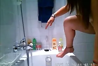الفتاة ذات الرداء سسكس عربي جديد الأحمر تضرب بيديها على الغطاء المبلل