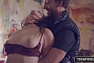 يجلس الرجل ويسترخي الفتاة سكس عربي مترجم جديد الجميلة