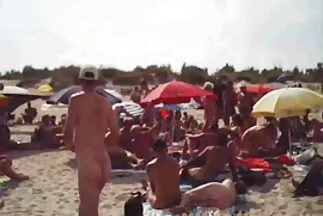 حصان ضخم يمارس الجنس مع عاهرة سكس جديد عرب تقف بجانب الأريكة