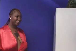 حاولت الشابة العمل على الجذع المطاطي. افلام جديدة سكس عربي