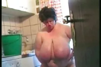 رجل أقرن فيديوهات سكس عربي جديده يمارس الجنس مع اثنين من الماعز