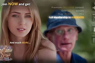 مارس الشباب سكس عربي جديد 2017 الجنس في الحديقة على العشب الأخضر.
