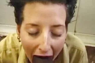 شيطان بورنو جديد عربي غير مرتب مع قضيب صغير يمارس الجنس بعنف مع امرأة سمراء رائعة