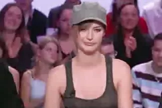 على الأريكة سكس عربي سعودي جديد الجلدية ، الفتاة تلعق الفتاة