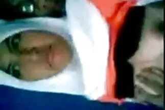 في المقابل ، تعمل الحلمات على القضيب محارم عربي جديد في نفس السرير