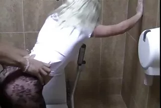 التقى الشباب النهمون وكان سيكس عربي جديد لديهم طقوس العربدة العنيفة