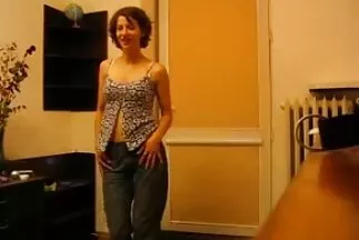 يمارس الرجال الجنس مع الخلد سكس عربي سوري جديد في ثلاثة صناديق