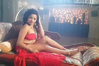 الجمال يستمني سكس عربي جديد بلطف في غرفة المعيشة الواسعة