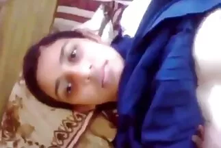 اثنين من السمراوات اللطيفة على ديك صبي أصلع. سكس عربي جديد 2018