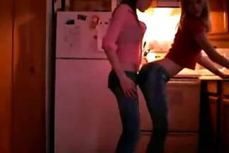 صديقتان وصديق يستمتعان معًا سكس جديد مترجم عربي