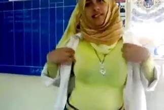 تم قتل طالب بأربعة أعين من قبل حشد سكس محارم عربي جديد من الرجال.