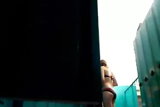 فتاة ذات شعر متدفق تُدخل قضيبًا موقع سكس مصرى جديد اصطناعيًا في كسها