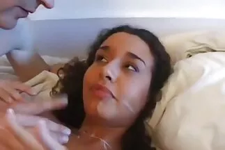 انتهى الرجل الجائع اللسان على سكس مصرى عربى جديد وجهه.