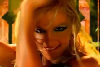 صبي يشعر بالحرج سكس عربي جديد نار وهو يرتجف قضيبًا صغيرًا على الأريكة